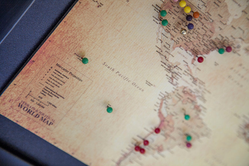 MAPA PINS MUNDI CHICO MARCO NEGRO