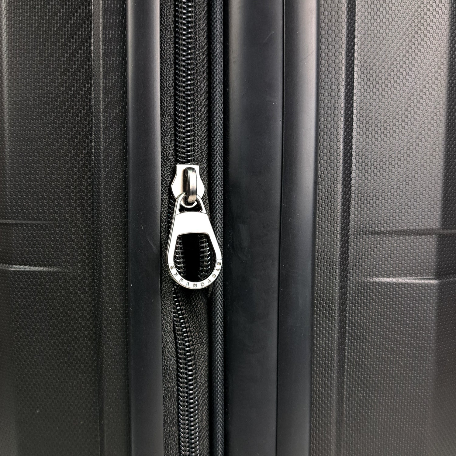 maleta de cabina 10 kgs liviana resistente con candado TSA ruedas con giro 360 calidad alemana