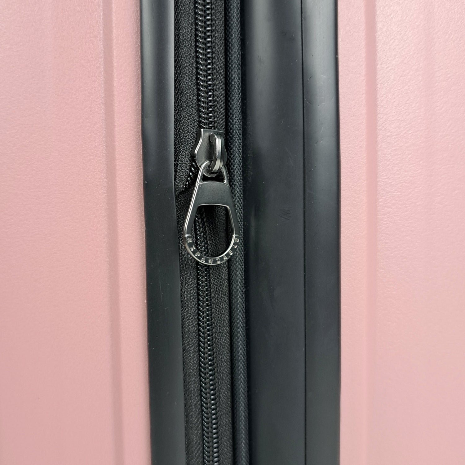 maleta de cabina 10 kgs liviana resistente con candado TSA ruedas con giro 360 calidad alemana