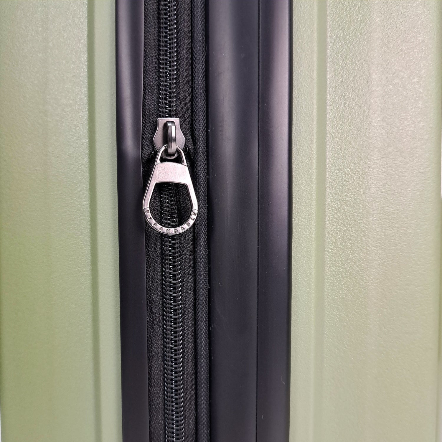 maleta de cabina 10 kgs liviana resistente con candado TSA ruedas con giro 360 calidad alemana