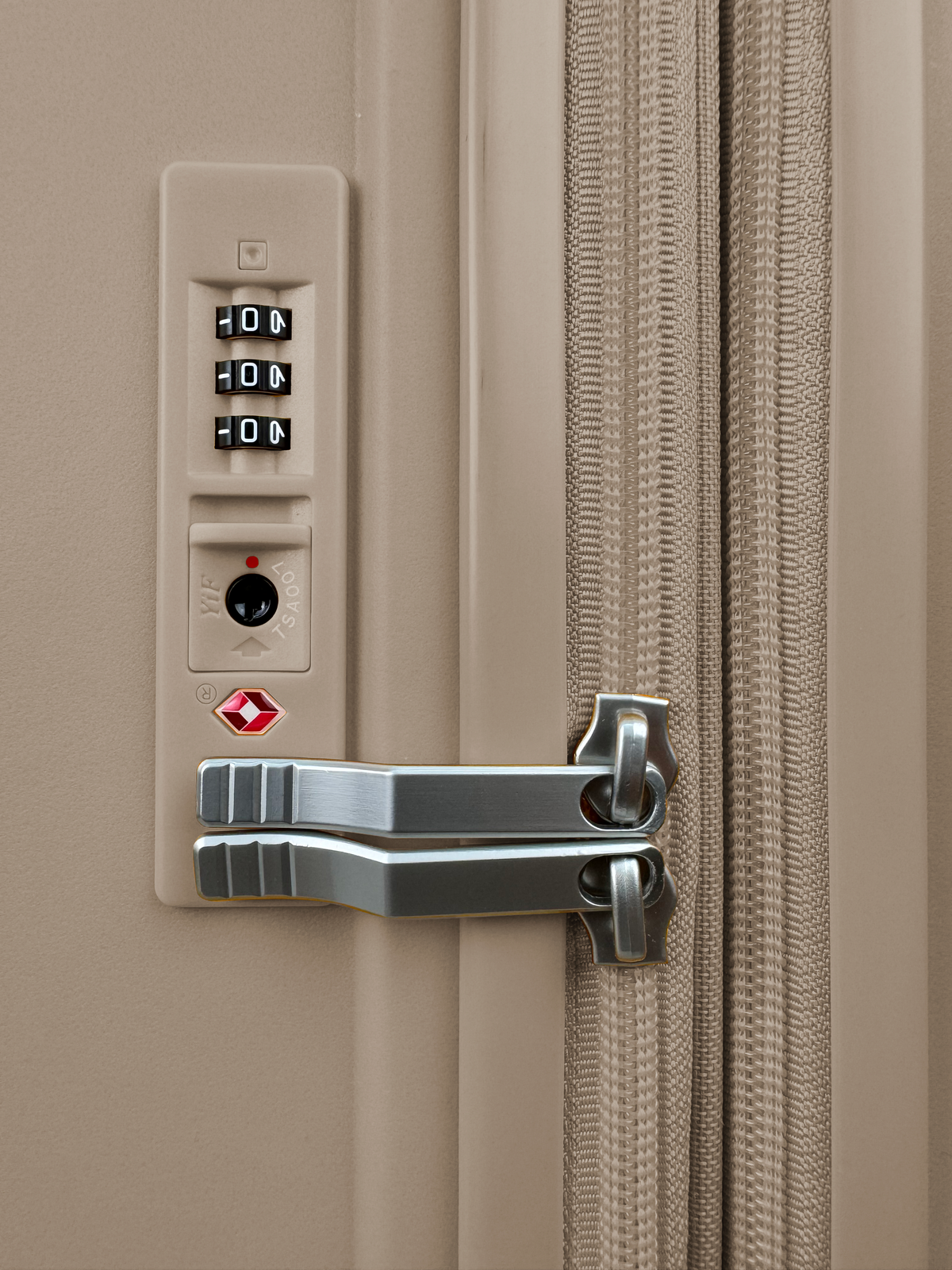 Maleta mediana BG Berlin ZIP² beige, detalle del candado TSA integrado