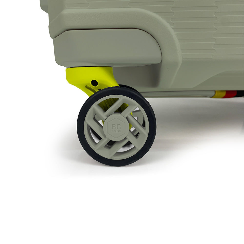 Maleta BG Berlin 18 kg, expandible 20%, con candado TSA y 4 ruedas de giro 360°