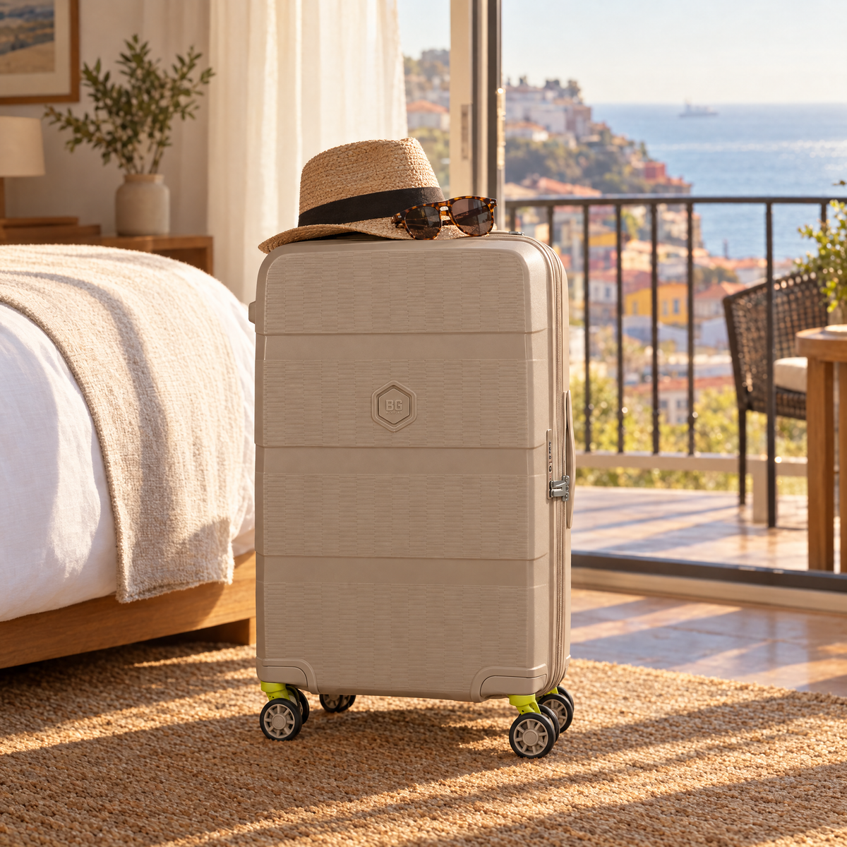 Maleta mediana BG Berlin ZIP² 81 L beige en la pieza de un hotel frente al mar