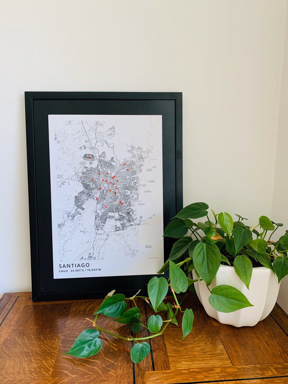 MAPA PINS SANTIAGO BLACK &amp; WHITE MARCO NEGRO