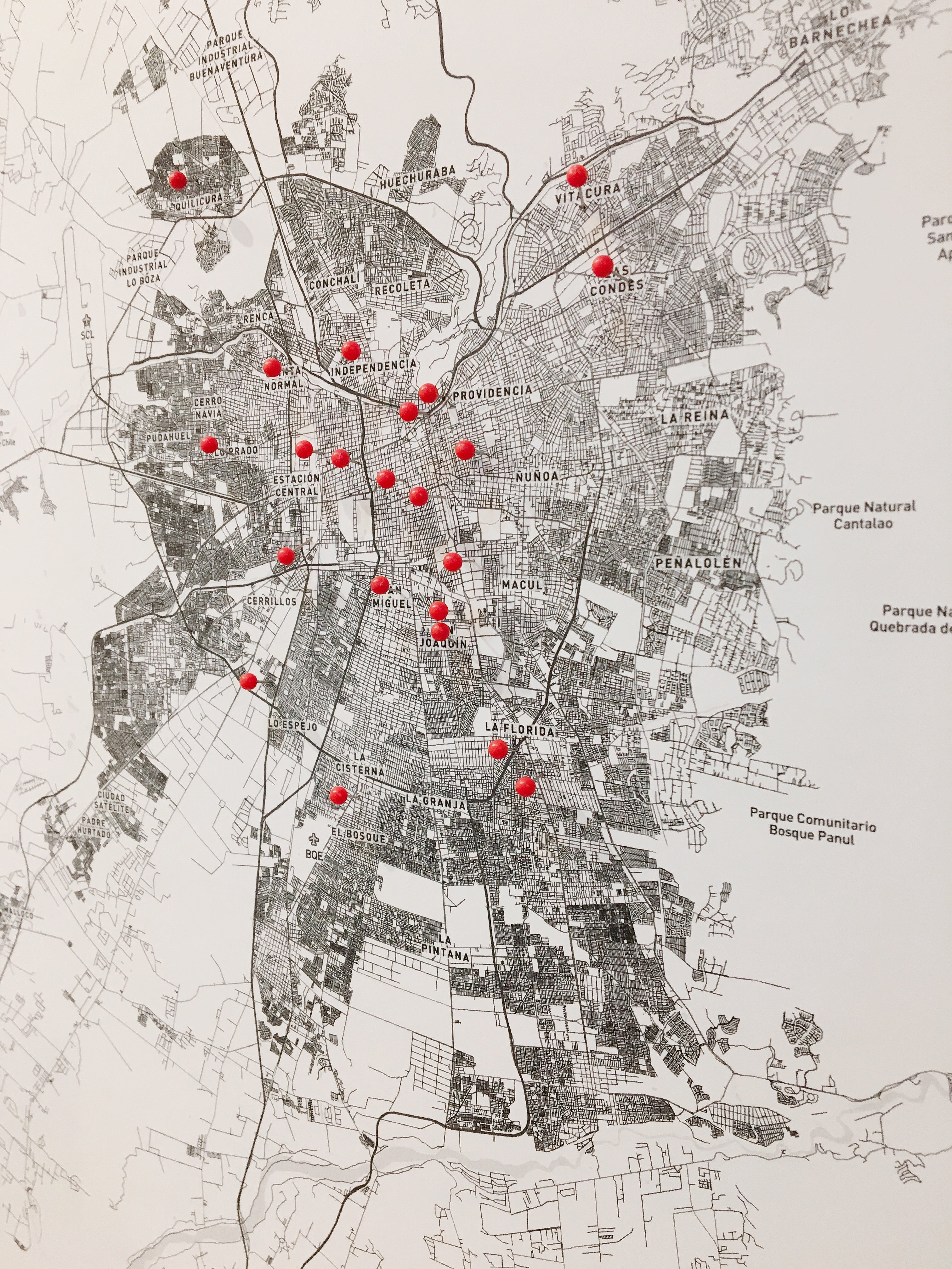 MAPA PINS SANTIAGO BLACK &amp; WHITE MARCO NEGRO