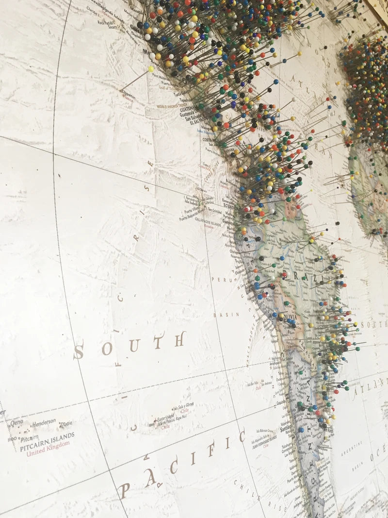 MAPA PINS ACTUALIZADO MARCO BLANCO 115 x 79 CMS (XL) - Pilgrim Tienda para viajeros