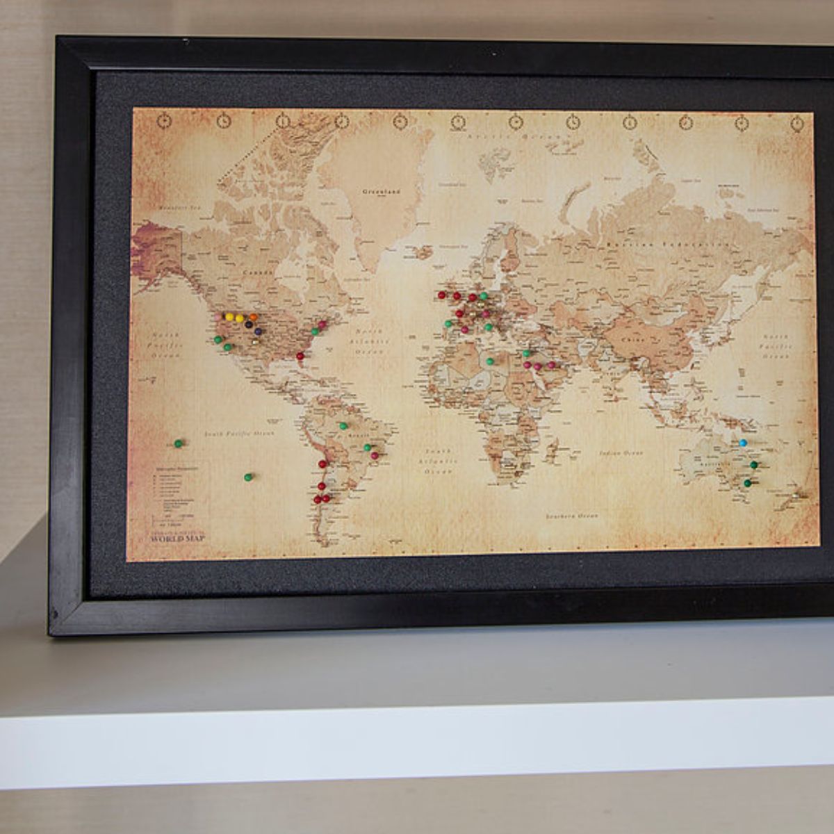 MAPA PINS MUNDI CHICO MARCO NEGRO