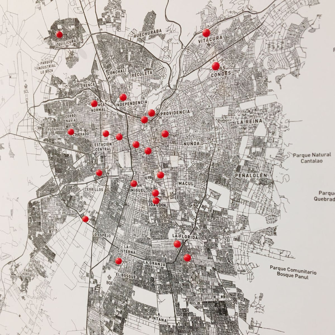 MAPA PINS SANTIAGO BLACK &amp; WHITE MARCO NEGRO