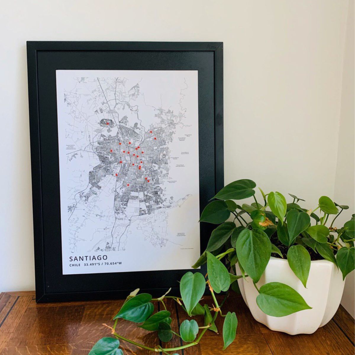 MAPA PINS SANTIAGO BLACK &amp; WHITE MARCO NEGRO