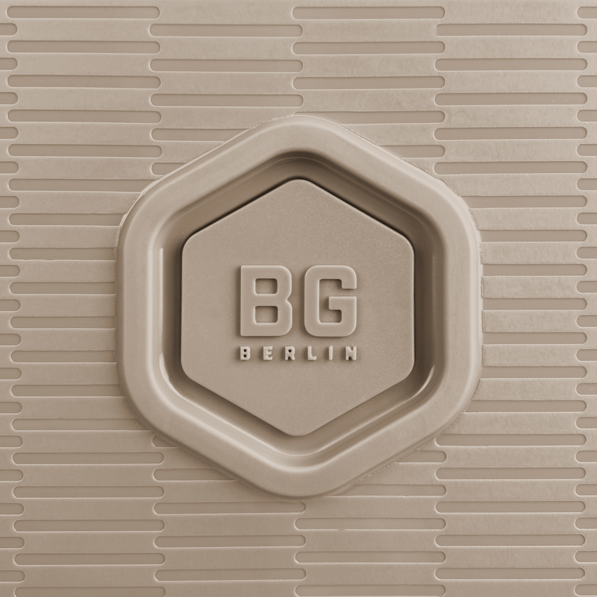 Maleta mediana BG Berlin ZIP² beige, detalle del logo BG Berlin